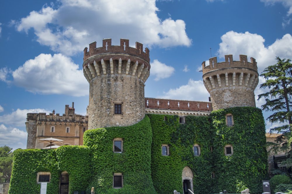 Perelada_pixabay-1000x667 - El pueblo medieval a 1 hora y media de Barcelona con uno de los castillos más destacados de España