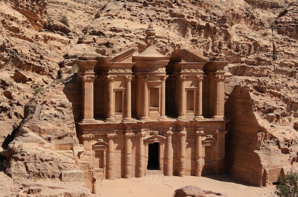 Petra_jordania_wikimedia_commons_Diego-Delso-1000x663 - Cuáles son las 7 maravillas del mundo moderno