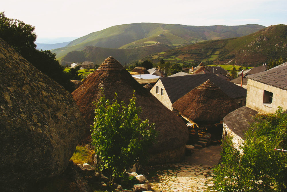 El pueblito que casi nadie visita y fue catalogado como Bien de Interés Cultural por sus pallozas y hórreos