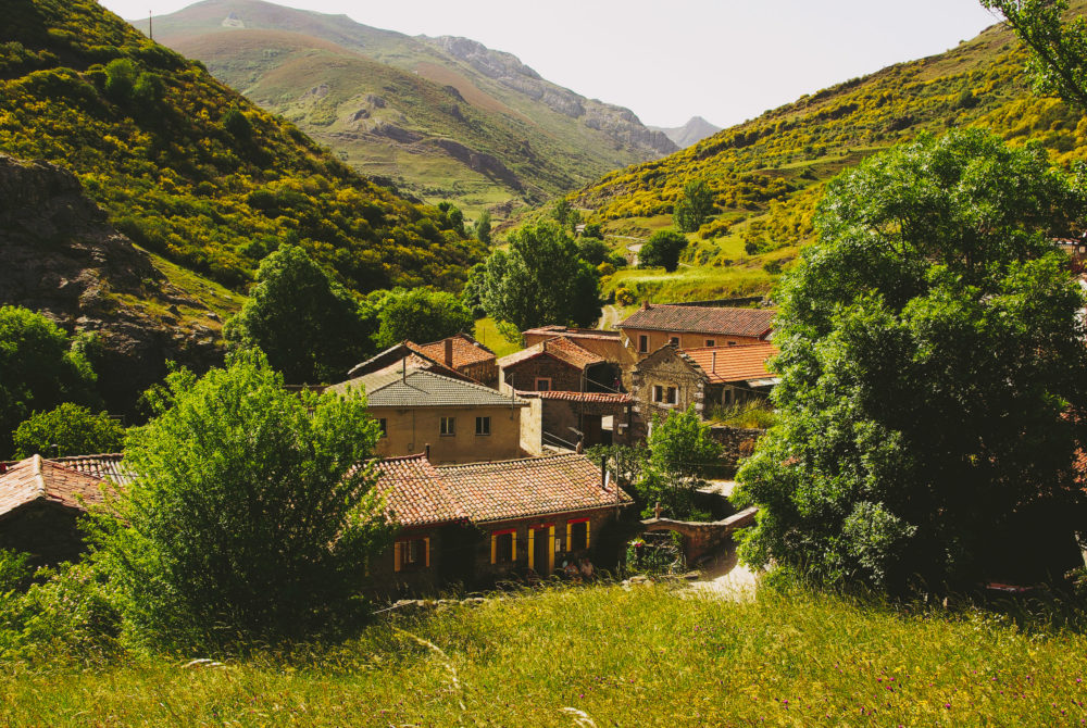 Piornedo3-1000x670 - El pueblito que casi nadie visita y fue catalogado como Bien de Interés Cultural por sus pallozas y hórreos