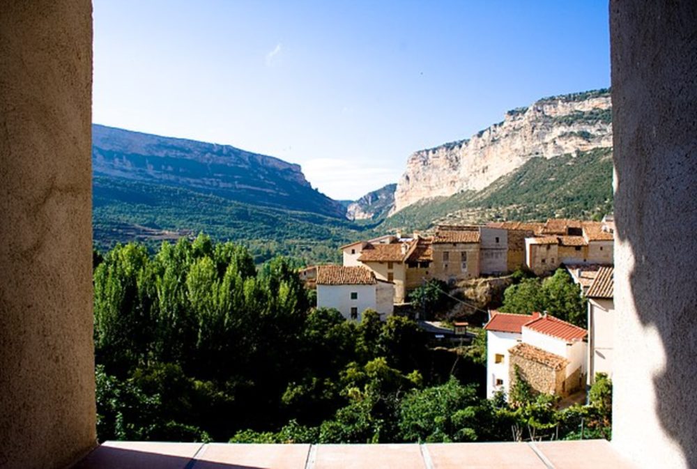 Pitarque-esta-enmarcado-por-la-imponente-Sierra-de-la-Canada.-Commons-Wikimedia-po.psi_.que_-1000x673 - El espectacular pueblo con solo 65 habitantes a 1 hora de Teruel con paisajes naturales hermosos y perfecto para hacer senderismo