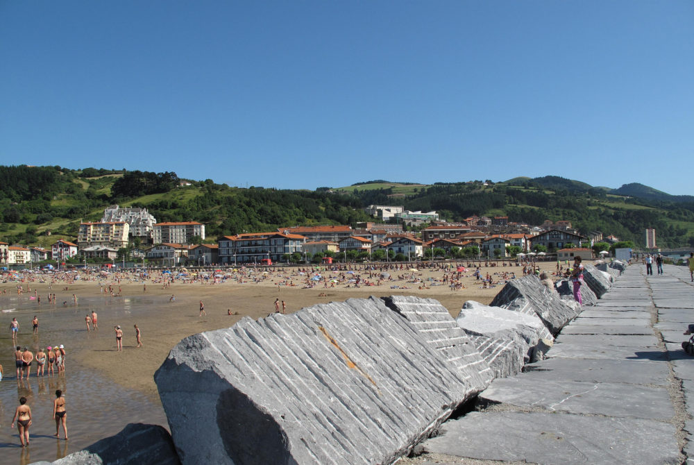 Playa-Deba-1000x670 - Este bonito pueblo costero tiene playas enormes y está rodeado de maravillosas montañas en el País Vasco