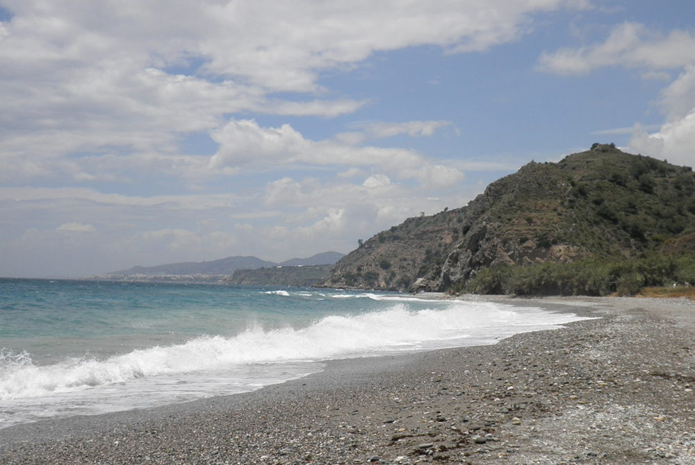 Playa-Molino-Papel-1000x670 - La cala escondida en Málaga muy poco frecuentada por turistas y perfecta para hacer surf