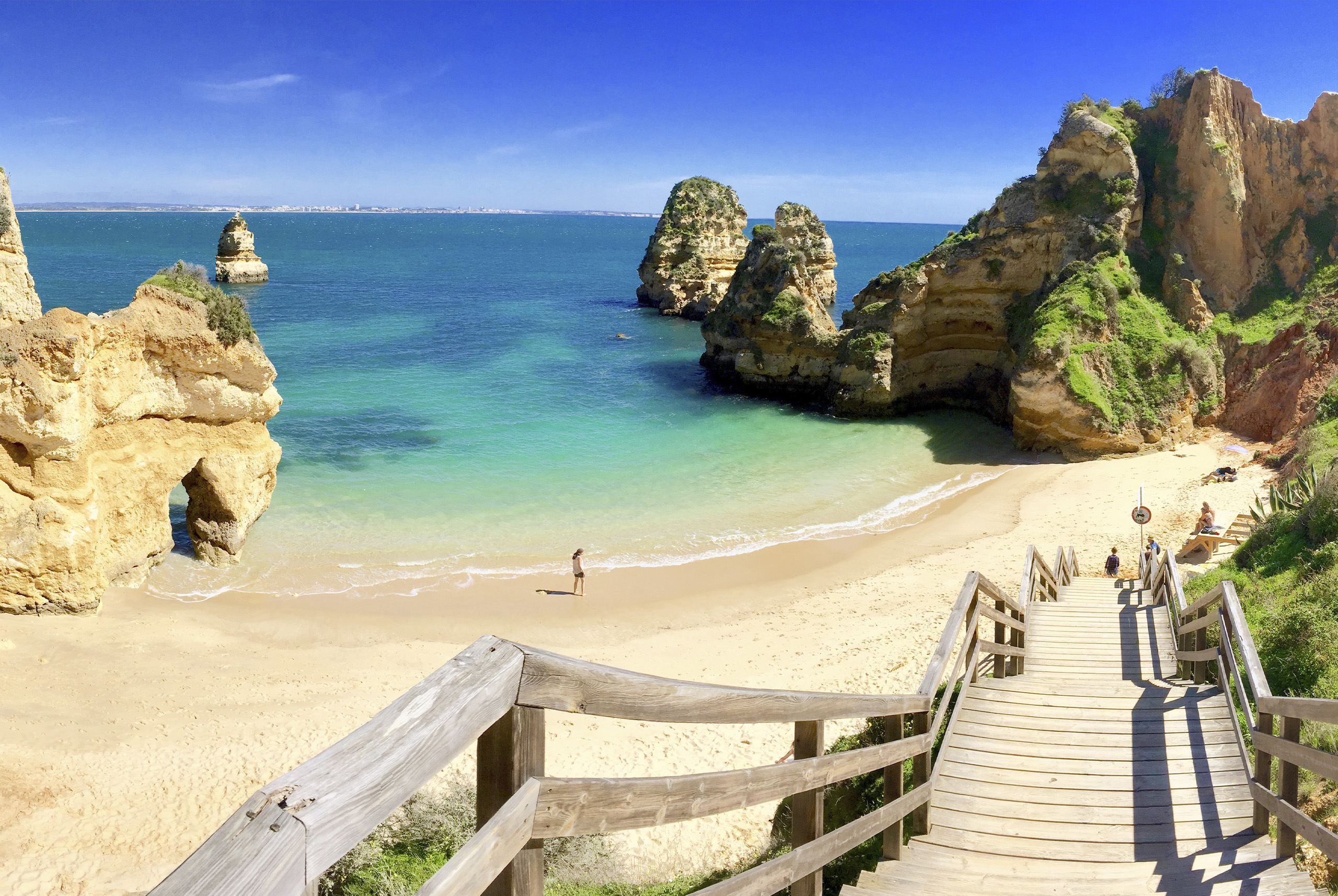 La deslumbrante playa escondida en Lagos a la que solo se llega por una escalinata de 200 escalones