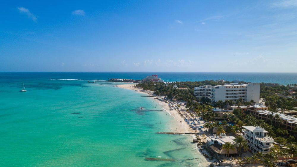 Playa_Norte_Isla_Mujeres_wikimedia_commons_dronepicr-1000x562 - 5 lugares que no debes perderte de Isla Mujeres, un Pueblo Mágico único