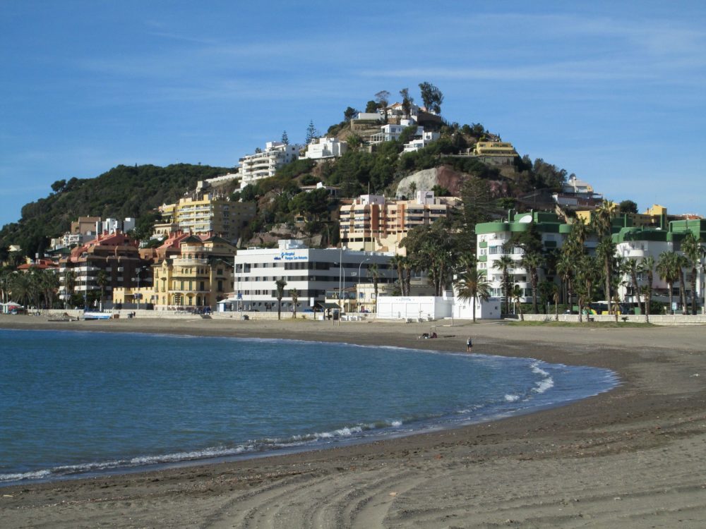 Playa_de_la_Caleta_Malaga_wikimedia_commons_Tyk2-1000x750 - 3 playas de Málaga que son Bandera Azul y recomendadas para visitar
