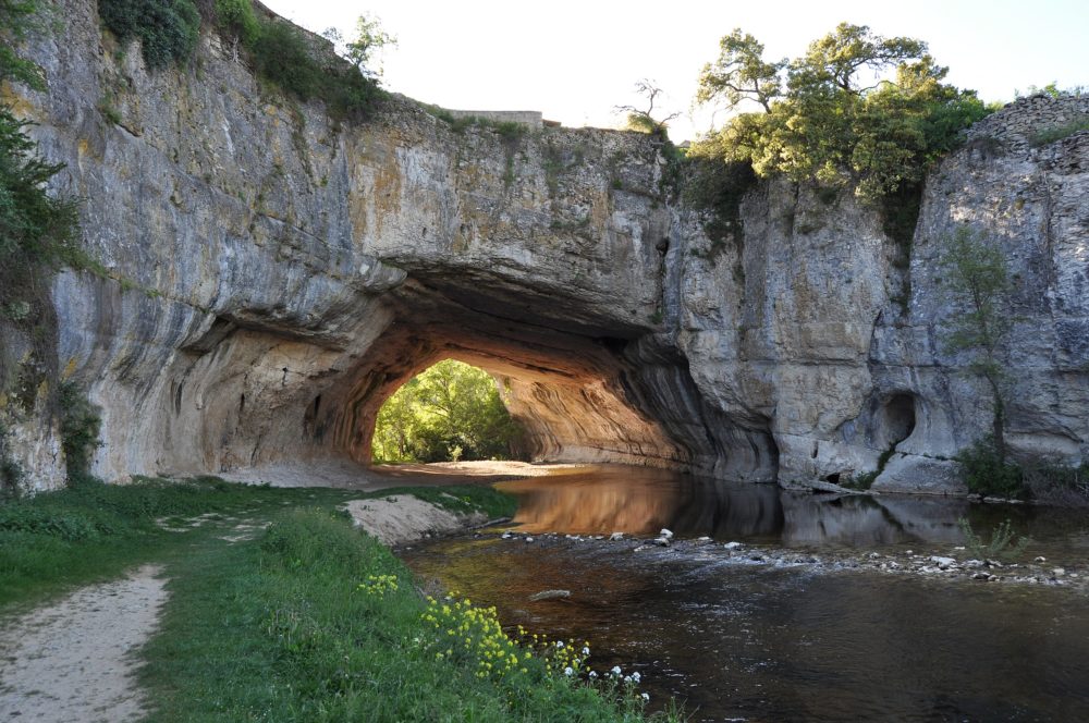 Puentedey_wikimedia_commons_Luis-Rogelio-HM-1000x664 - Este pueblo es uno de los más bonitos de España, tiene 50 habitantes y una maravilla natural hecha en piedra