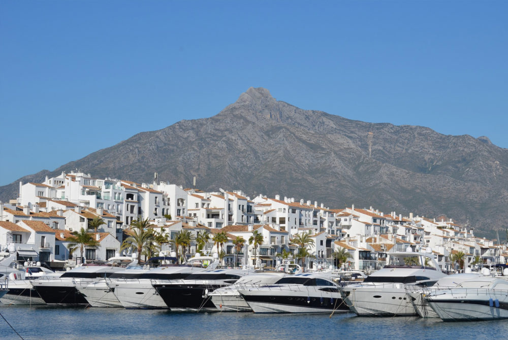 Puerto-Banus-1000x670 - Las 5 mejores playas de lujo en España para unas vacaciones por todo lo alto