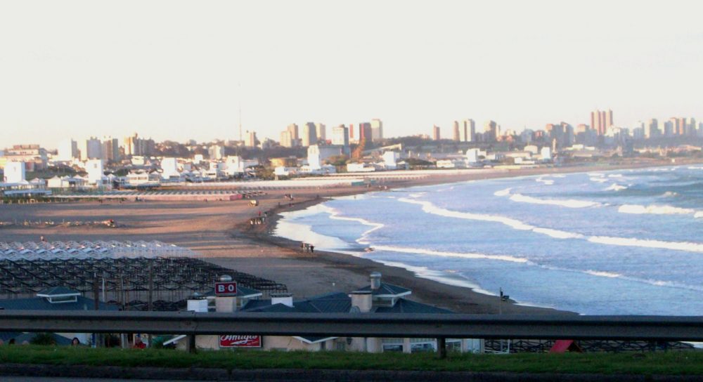 PuntaMogotes_wikimedia_commons_DagosNavy-1000x544 - Cuáles son las playas Bandera Azul de Argentina