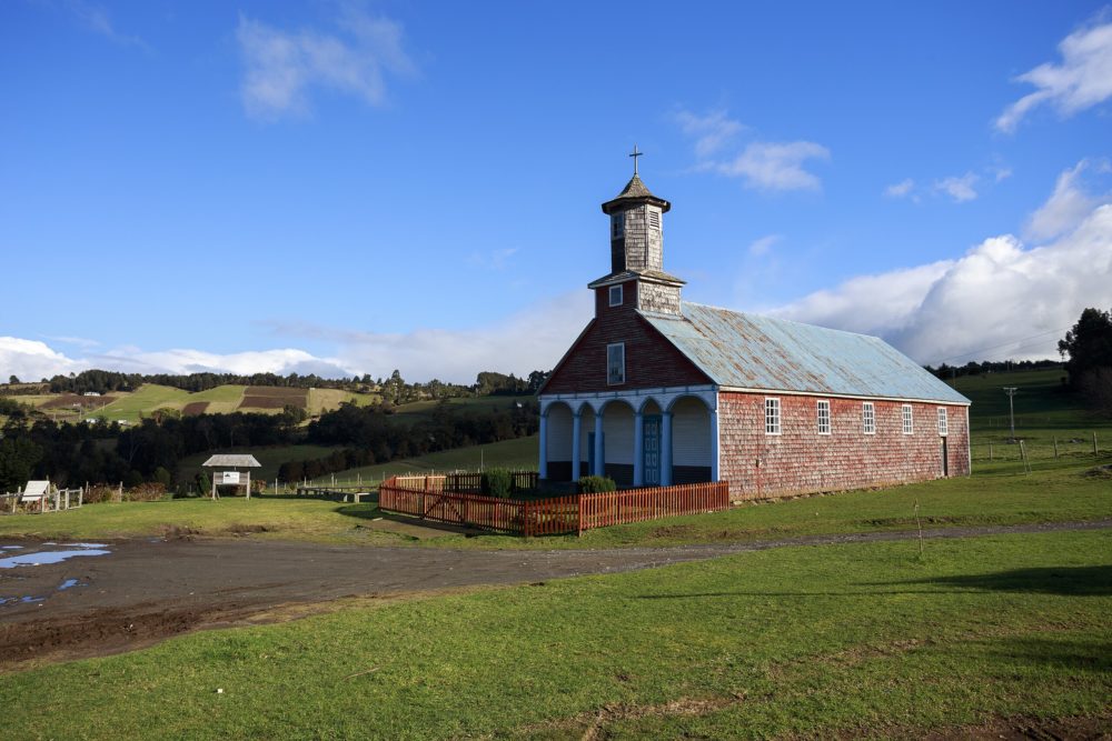 Puqueldon_chile_wikimedia_commons_Jackripper11-1000x667 - 3 pueblos destacados por ONU Turismo para conocer lo mejor de Sudamérica