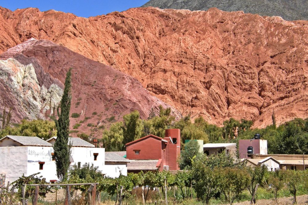 Purmamarca_wikimedia_commons_Bachelot-Pierre-J-P-1000x667 - 2 pueblitos de Argentina muy tranquilos y con hermosos paisajes que tienen prohibida la circulación de automóviles