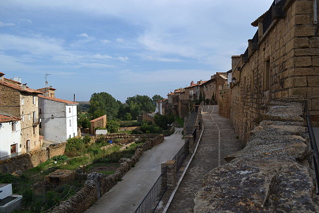Restos-de-una-muralla-en-La-Iglesuela-del-Cid.-Commons-Wikimedia-Hibicus7 - El precioso pueblo que casi nadie conoce en Aragón, tiene impactantes palacios renacentistas y lindas callecitas