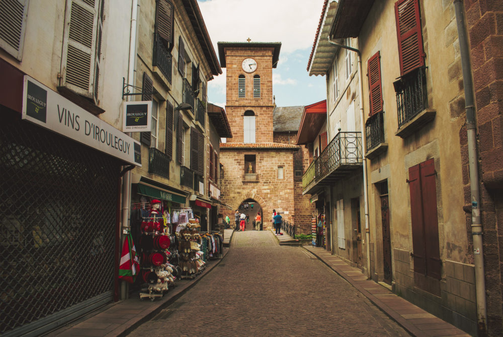 Saint-Jean-Pied-de-Port2-1000x670 - El pueblito francés a 90 minutos de Pamplona con bonitos paisajes y perfecto para hacer senderismo