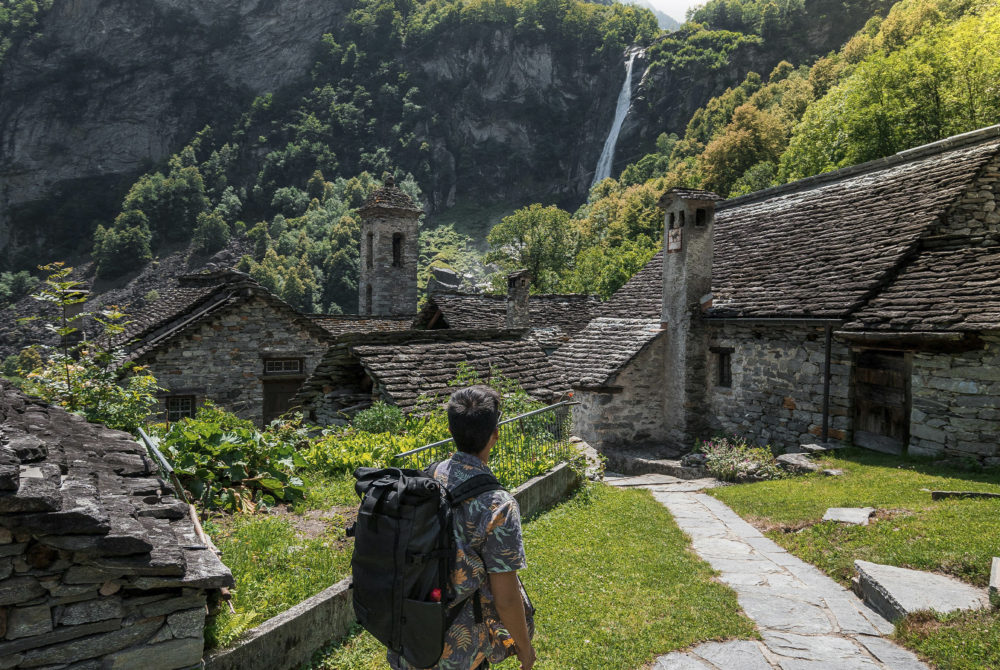 El bonito pueblo francés medieval con callecitas adorables cerca de España con una abadía llena de historia y perfecto para el senderismo