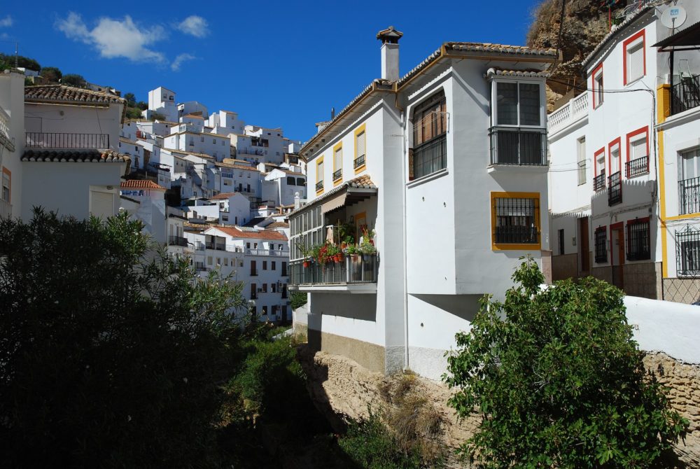 Setenil_de_las_Bodegas_wikimedia_commons_Andrei-Dimoft-1000x670 - Cuáles son los Pueblos Más Bonitos de Andalucía