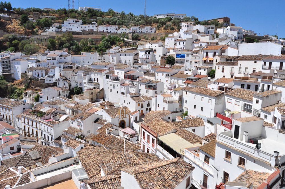 Setenil_de_las_Bodegas_wikimedia_commons_Luis-Rogelio-HM-1000x664 - Cuáles son los pueblos blancos de Cádiz