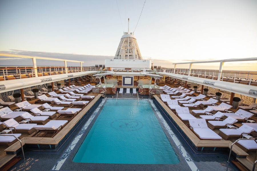 Seven_Seas_Splendor_piscina_cubierta - World of Splendor: el crucero mundial que superará tus expectativas