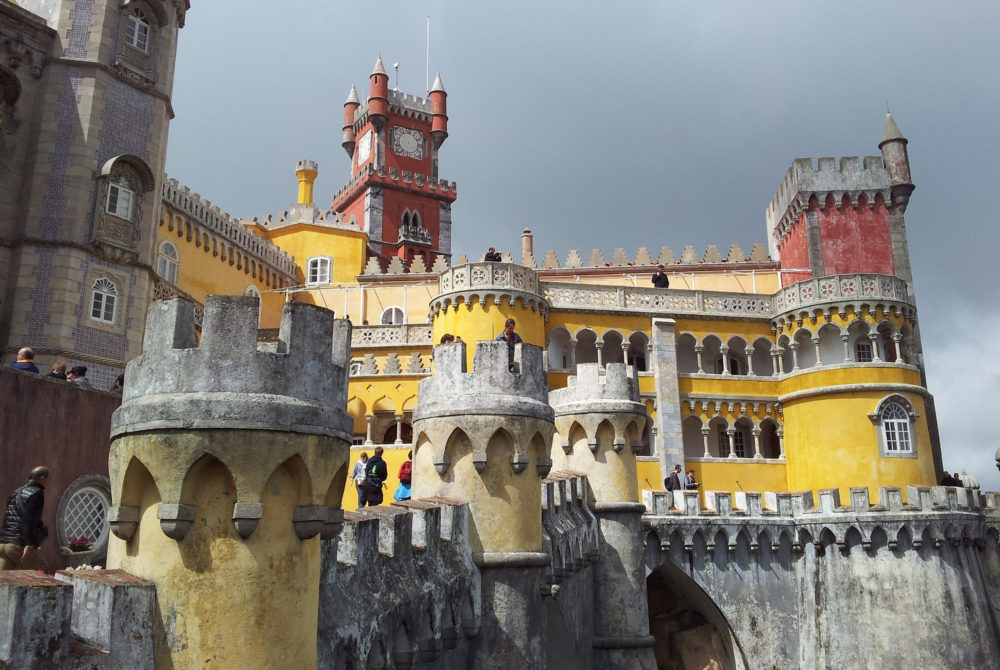 Sintra2j-1000x670 - El magnífico pueblo de Portugal a 3 horas de Badajoz que fue residencia de los monarcas que tiene una arquitectura impactante