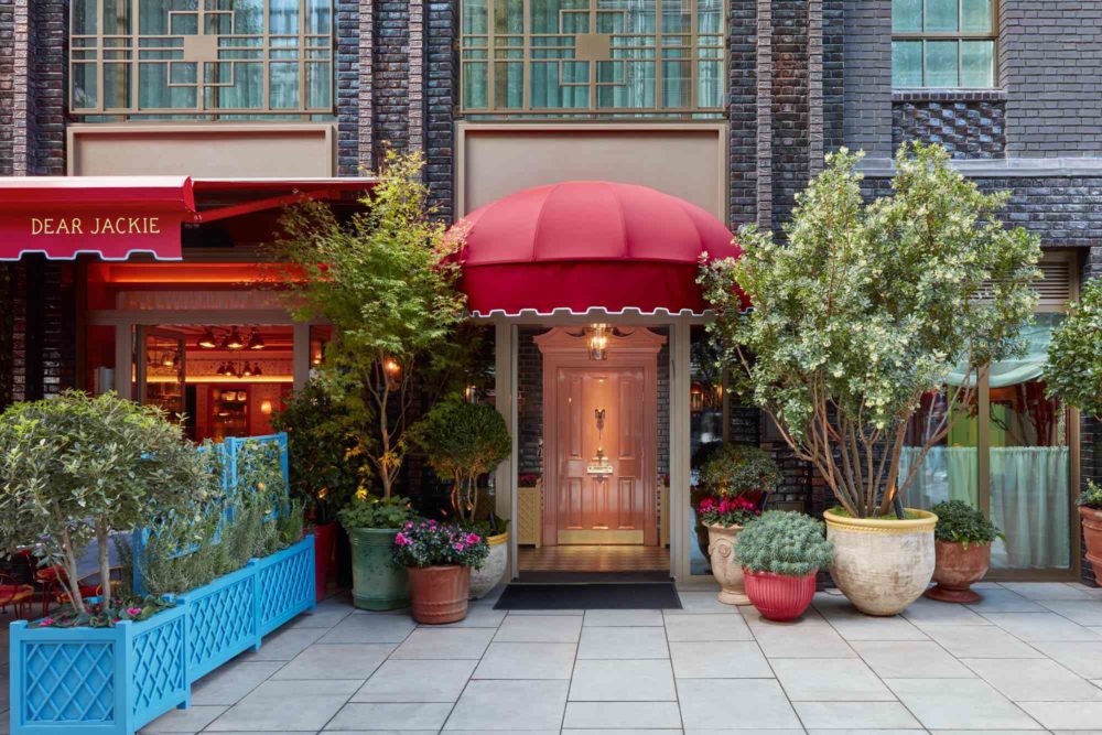 El vibrante barrio londinense de Soho recibe un nuevo hotel, con un bar en la azotea, habitaciones maximalistas y un excelente restaurante