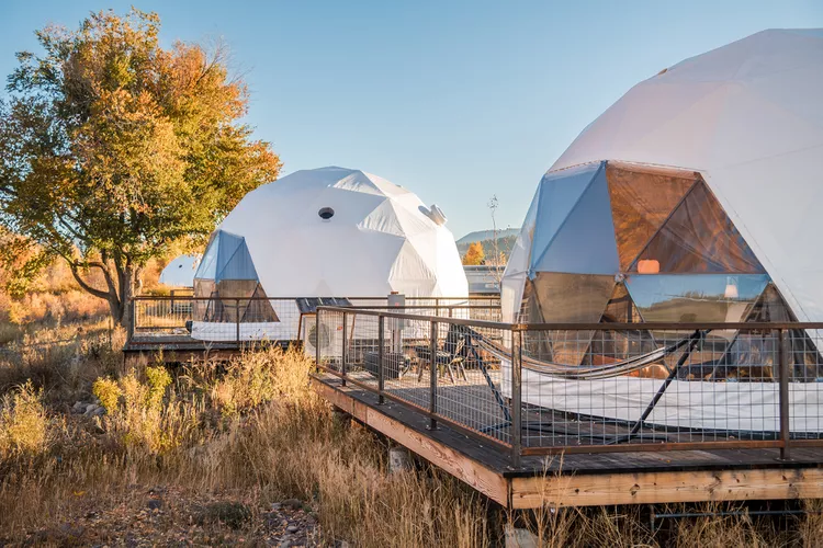 Este nuevo hotel ecológico de Colorado tiene 14 domos geodésicos con terrazas envolventes privadas y hamacas, y está cerca de las aguas termales más profundas del mundo