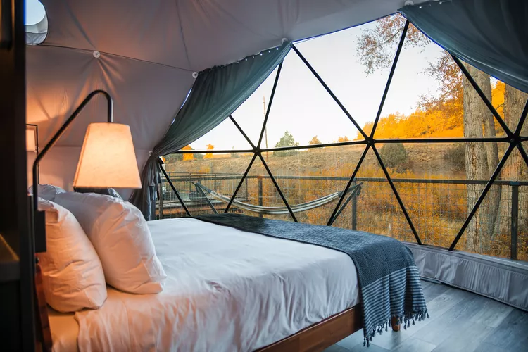 TAL-interior-bed-pagosa-river-domes-CODOMES0424-619beb9193fa432a8e8b41092ba69427 - Este nuevo hotel ecológico de Colorado tiene 14 domos geodésicos con terrazas envolventes privadas y hamacas, y está cerca de las aguas termales más profundas del mundo