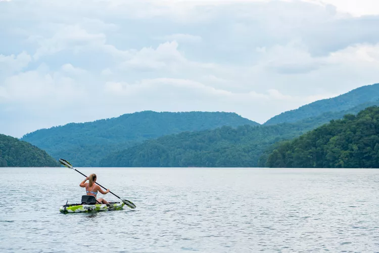 TAL-kayaking-fontana-lake-FONTANANC0324-11199e511a234af38e783f75fc610651 - La ciudad más pequeña de Carolina del Norte tiene hermosos senderos, un lago pintoresco y menos de 20 residentes