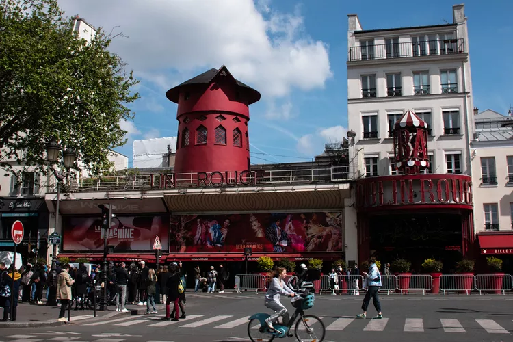 El Moulin Rouge mantiene viva la «fiesta parisina» después de que el icónico molino se desplomara