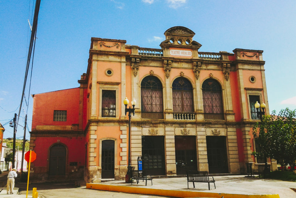 Teatro-Hidalgo-1000x670 - El pintoresco Pueblo Mágico de Chihuahua con bonitos paisajes y callecitas ideal para una escapada de fin de semana
