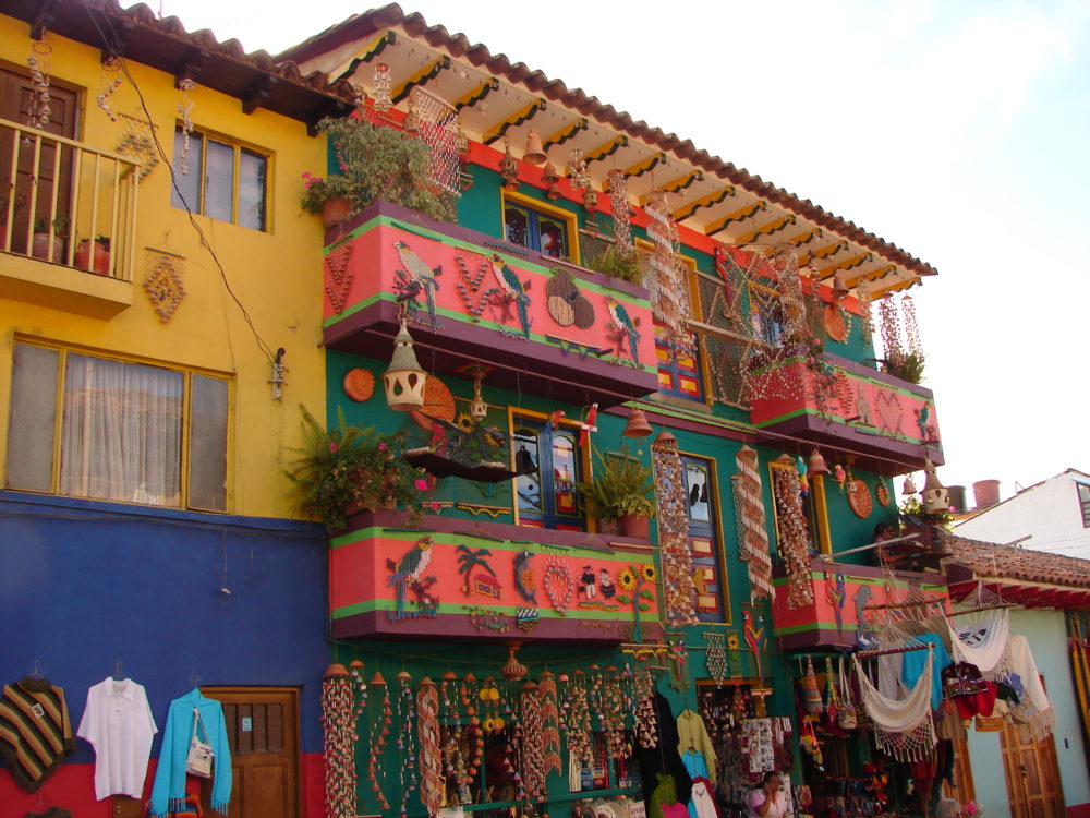 Venta_de_artesnias_en_raquira_2006-1000x750 - 3 preciosos pueblos de Colombia con las casitas más coloridas y rodeados de hermosos paisajes