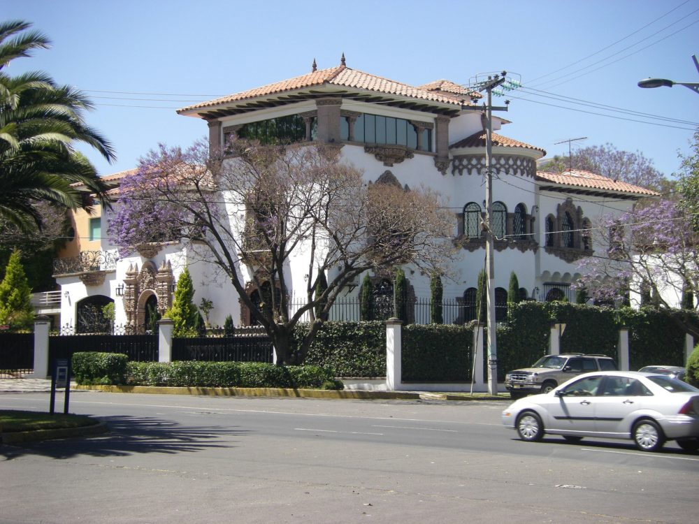 Villa_in_Lomas_de_Chapultepec_wikimedia_commons_Chivista-1000x750 - Esta es la lujosa colonia residencial en CDMX donde tiene su imponente casa Miguel Bosé