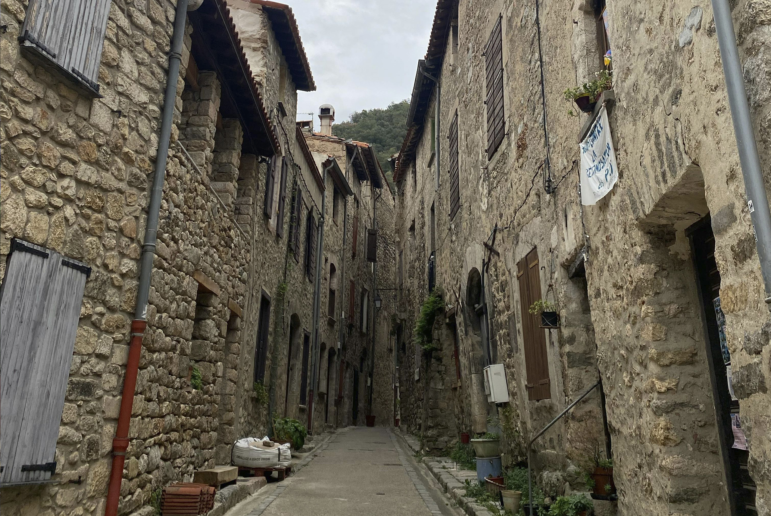 El pueblo medieval francés escondido entre las montañas a 90 minutos de Girona que fue declarado Patrimonio de la Humanidad por la UNESCO