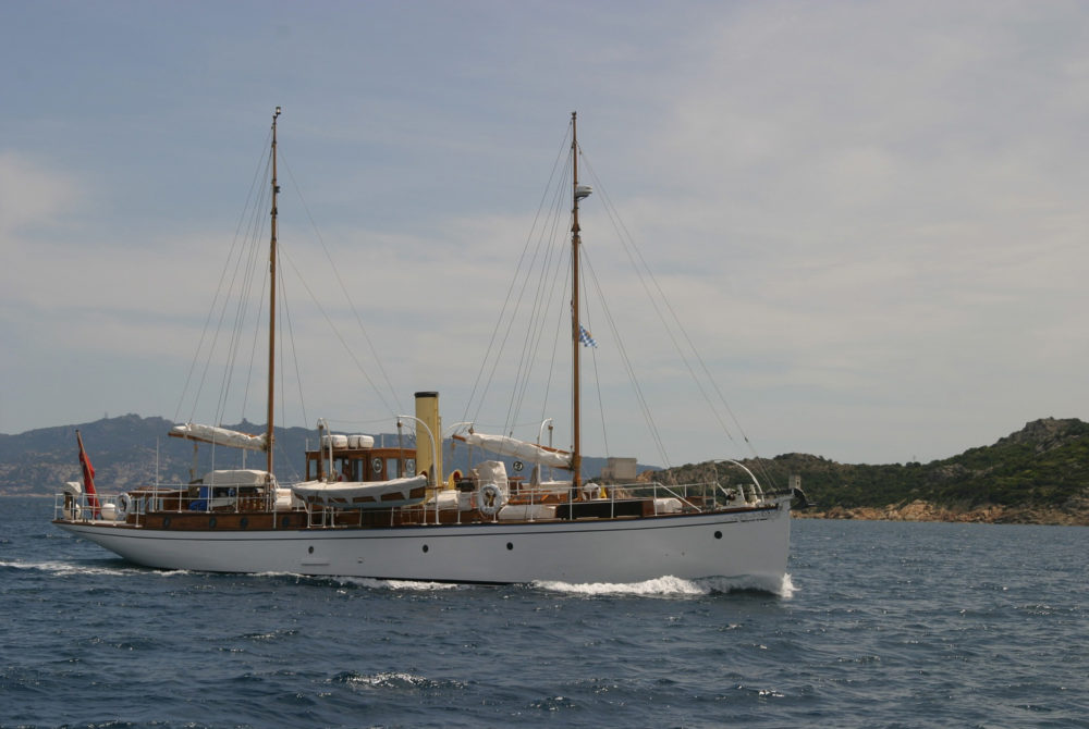 Yate-Maddalena-1000x670 - La paradisíaca isla que casi nadie conoce que tiene playas alucinantes y es perfecta para las vacaciones de verano 2024