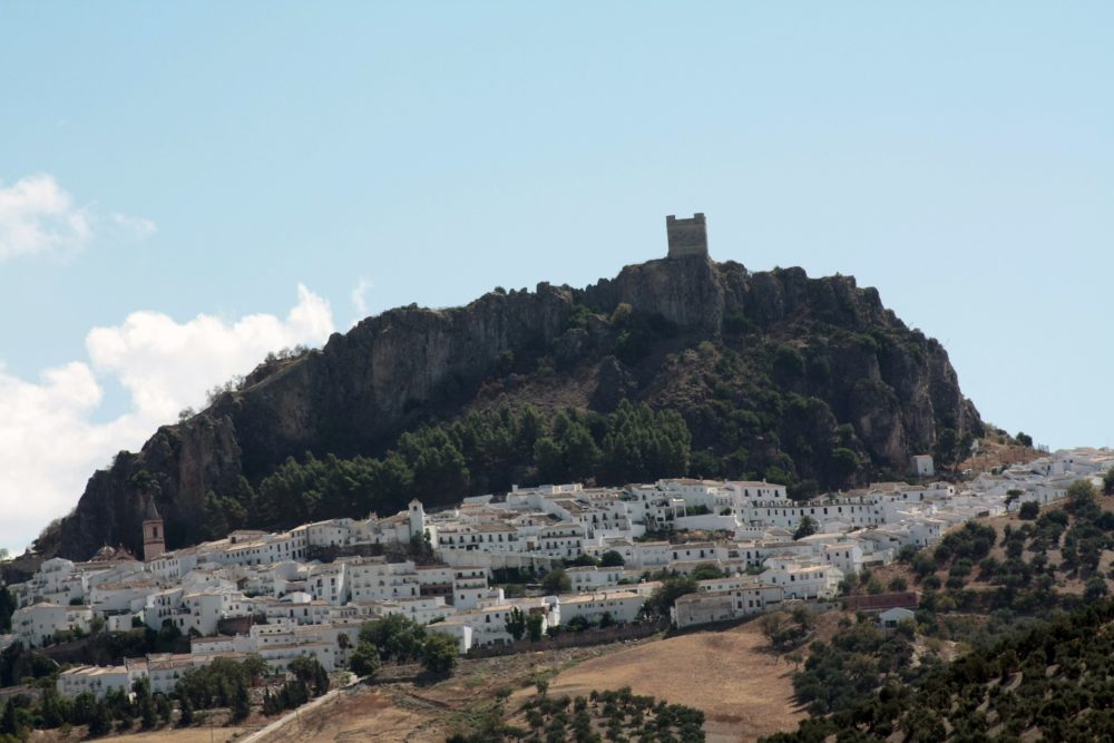 Zahara-wikimedia_commons_Piktorian-1000x667 - Cuáles son los Pueblos Más Bonitos de Andalucía