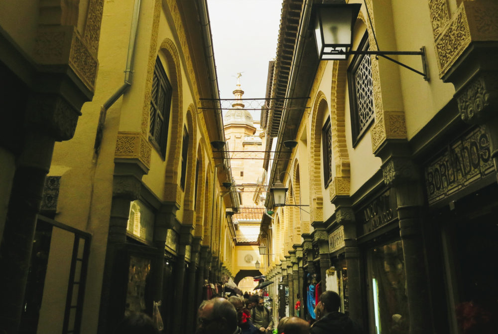 alcaiceria-1000x670 - Cómo es La Alcaicería, el colorido mercadillo de Granada que te transportará a Marruecos