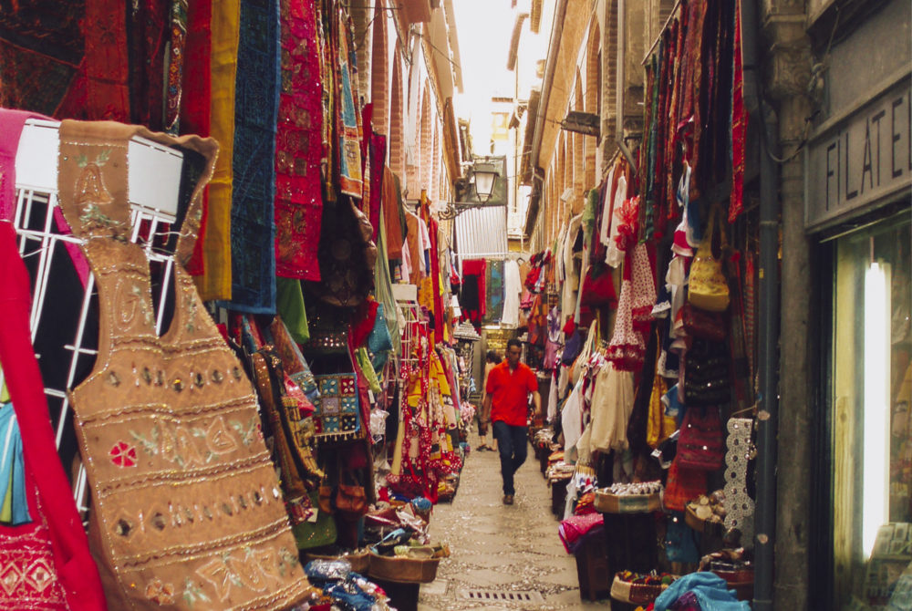 alcaiceria2-1000x670 - Cómo es La Alcaicería, el colorido mercadillo de Granada que te transportará a Marruecos