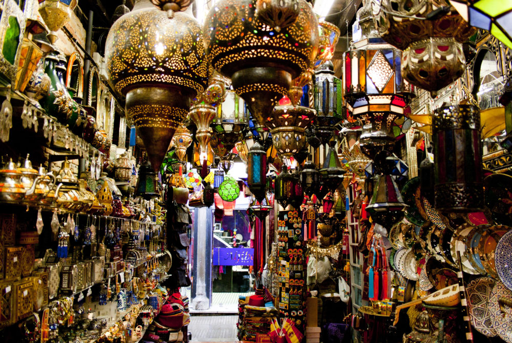 Cómo es La Alcaicería, el colorido mercadillo de Granada que te transportará a Marruecos