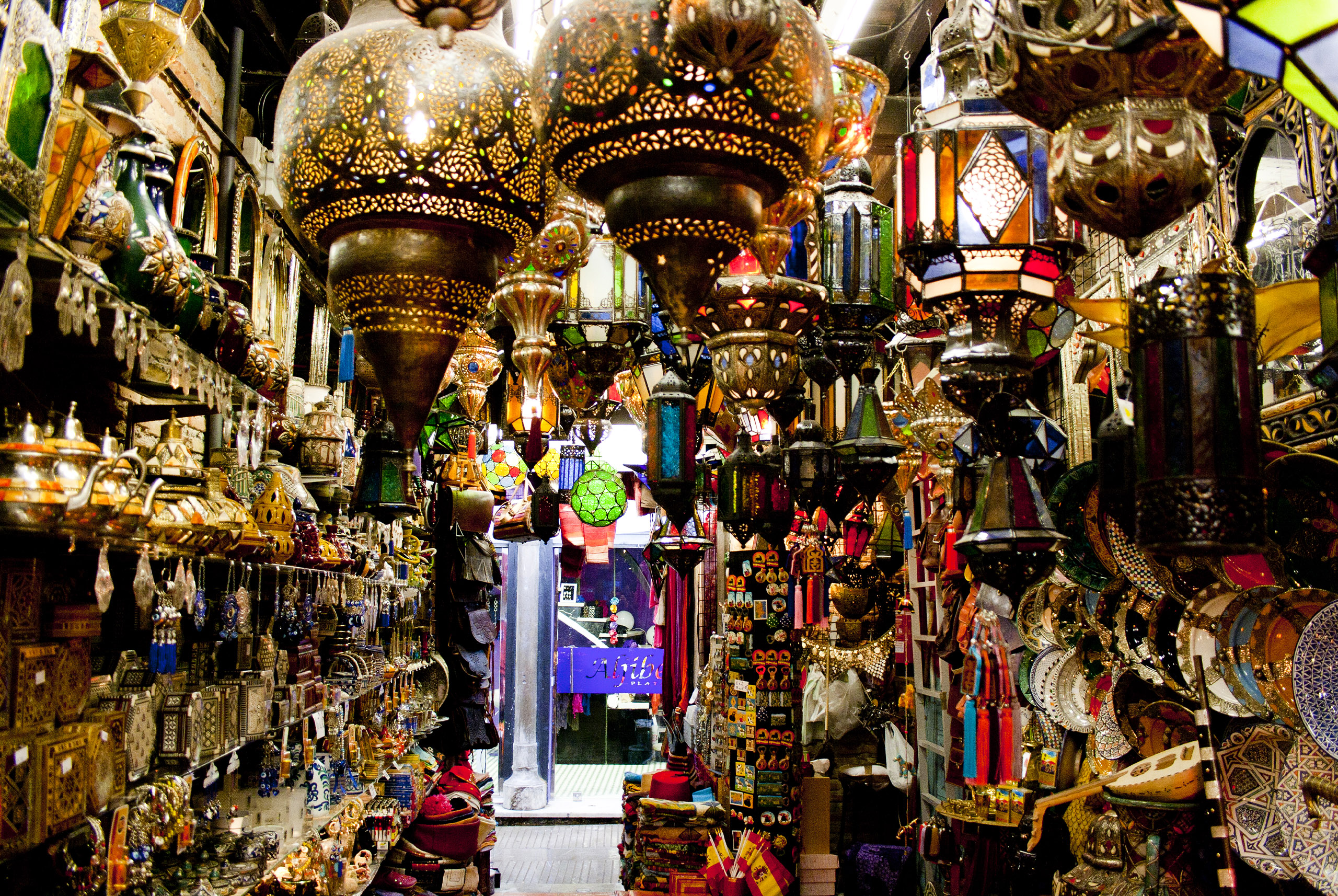 Cómo es La Alcaicería, el colorido mercadillo de Granada que te transportará a Marruecos