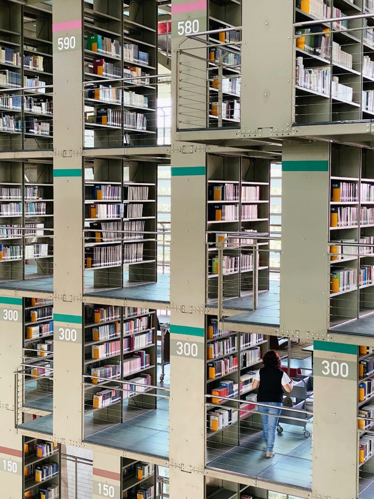 biblioteca_Vasconcelos_CDMX-750x1000 - Más allá de los libros: las bibliotecas más bonitas del mundo
