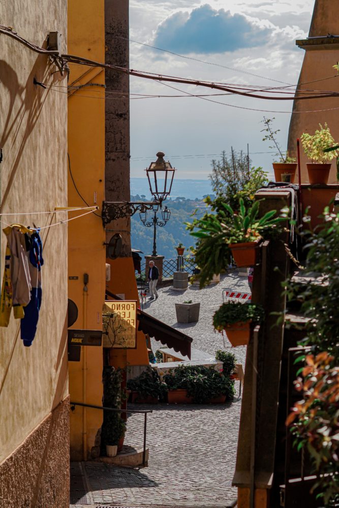 callejon_Nemi_Italia-1-667x1000 - Nemi: la ciudad del Lacio conocida por sus fresas