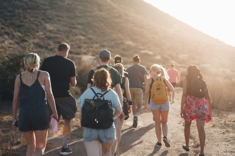 caminata_en_grupo-1000x667 - Solo traveling: 4 consejos para disfrutar al máximo