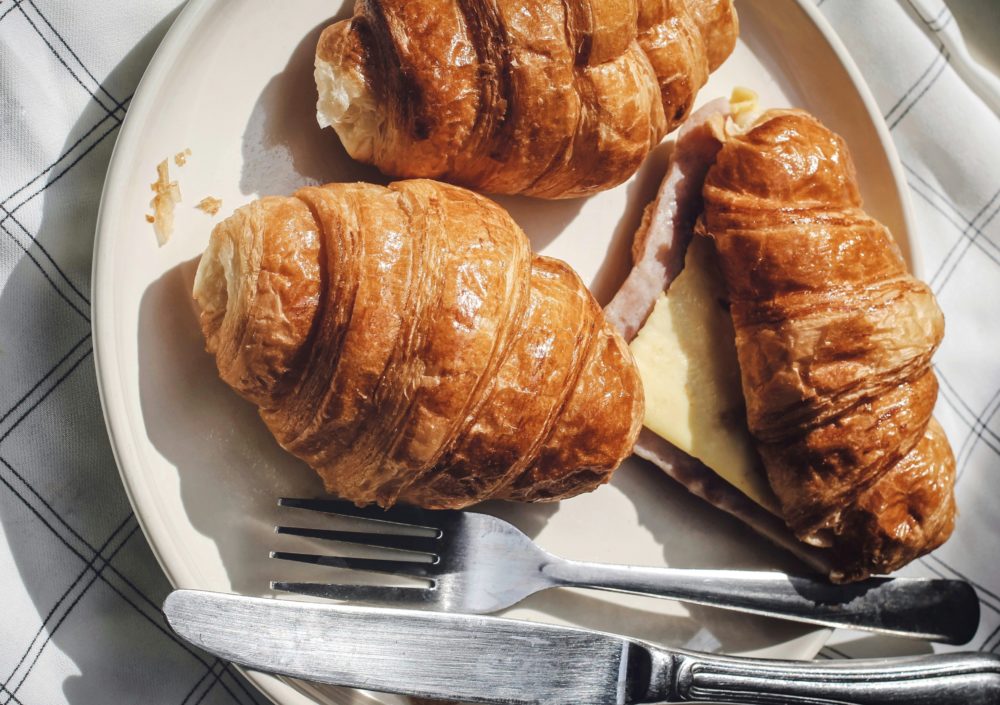croissants_en_un_plato_2-1000x705 - Cuánto cuesta un viaje a París desde España: presupuesto e itinerario