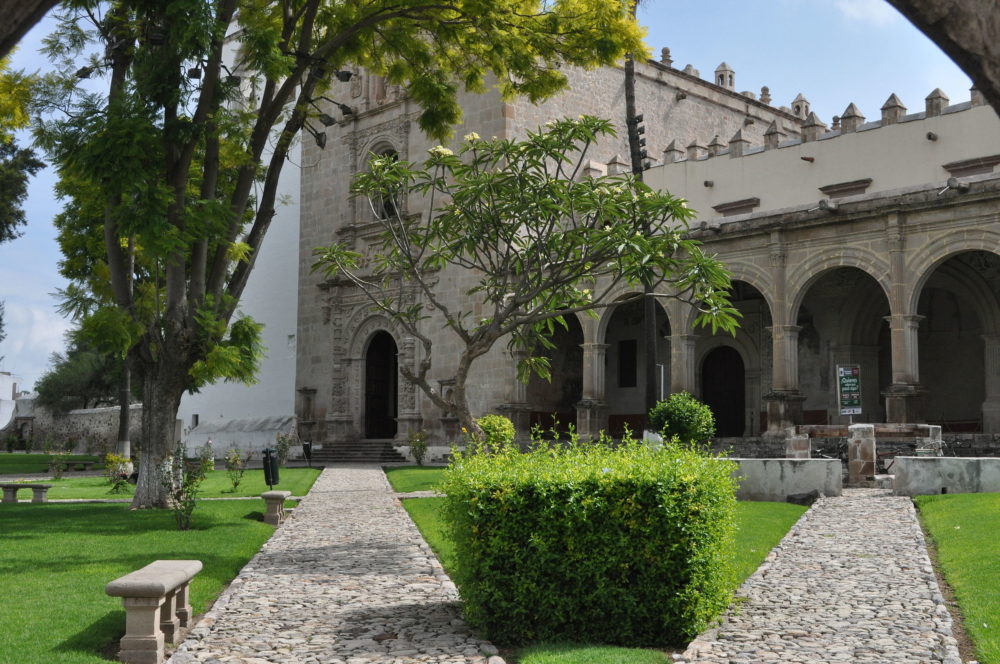cuitzeo_del_porvenir_wikimedia_commons_Papo-y-nuno-1000x664 - Cuántos Pueblos Mágicos hay en Michoacán