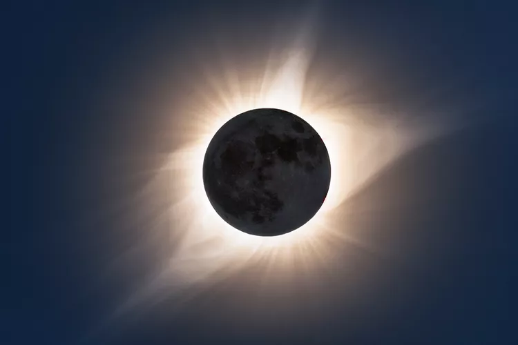 Eclipse solar total, lluvia de meteoros, luna llena rosa y más en el cielo de abril