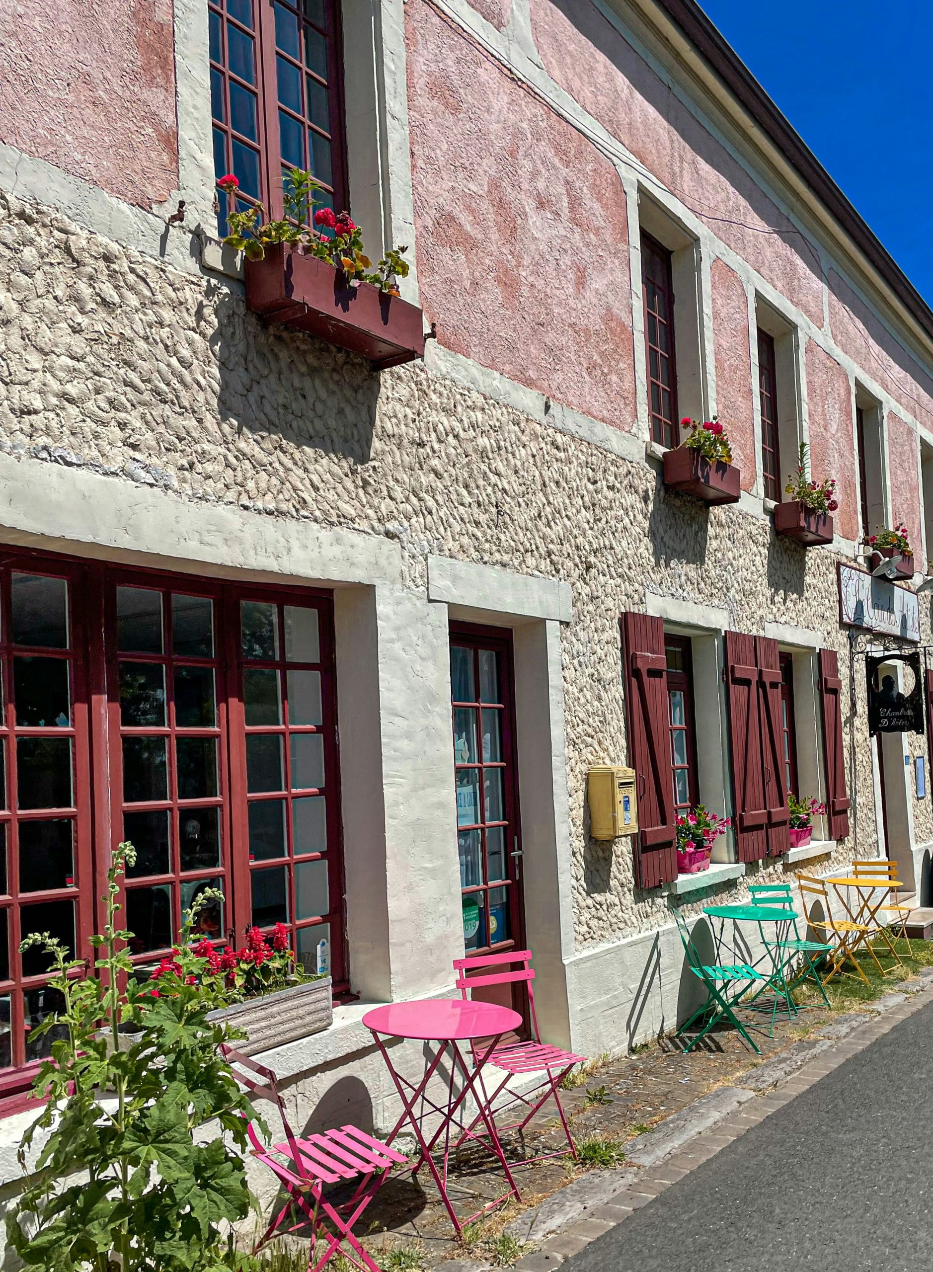 fachada_de_un_edificio_en_Giverny-scaled - De paseo por Giverny, el pueblo favorito de Monet