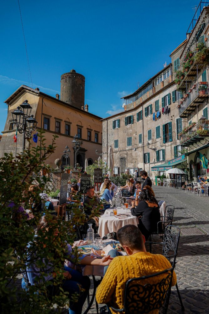 gente_comiendo_Nemi_Italia-667x1000 - Nemi: la ciudad del Lacio conocida por sus fresas