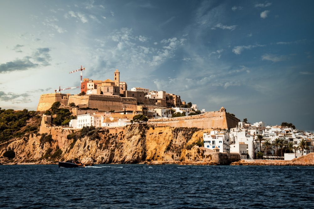 ibiza-pixabay-1000x667 - Cuáles son los destinos con más lujo para planear vacaciones en España