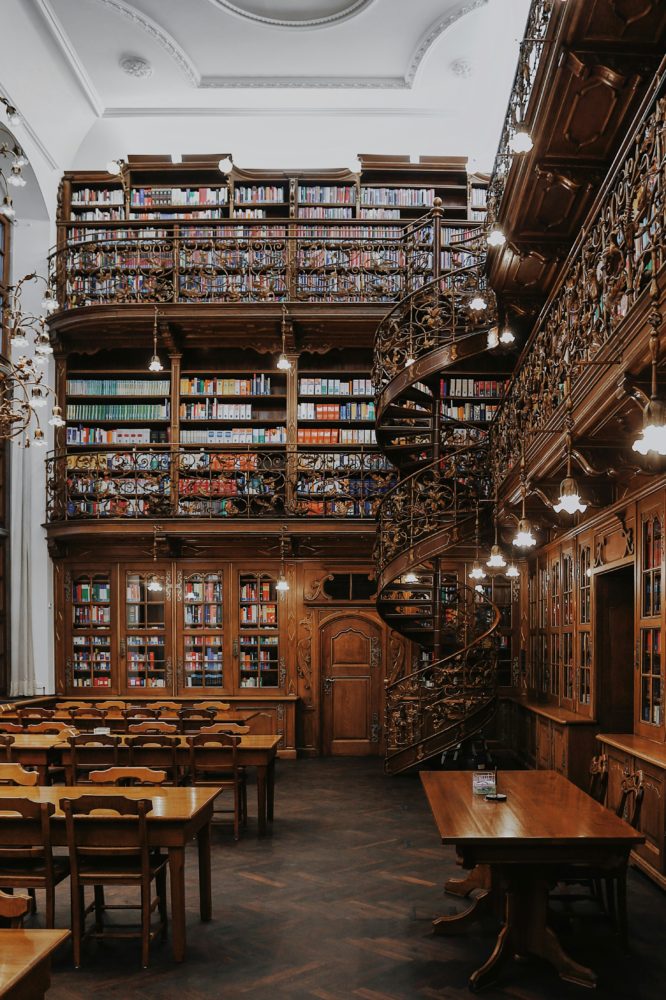 juristische_bibliothek_en_Munich-666x1000 - Más allá de los libros: las bibliotecas más bonitas del mundo