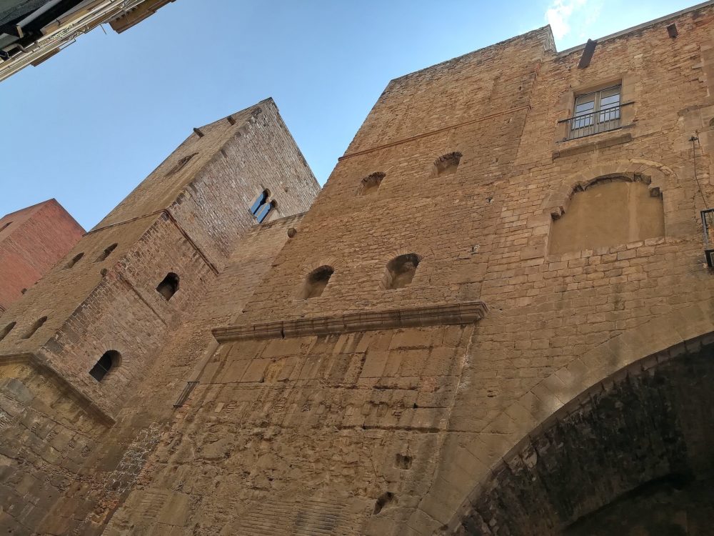 muralla_romana_wikimedia_commons_Enric3-1000x750 - 5 castillos en Barcelona en muy buen estado que puedes visitar