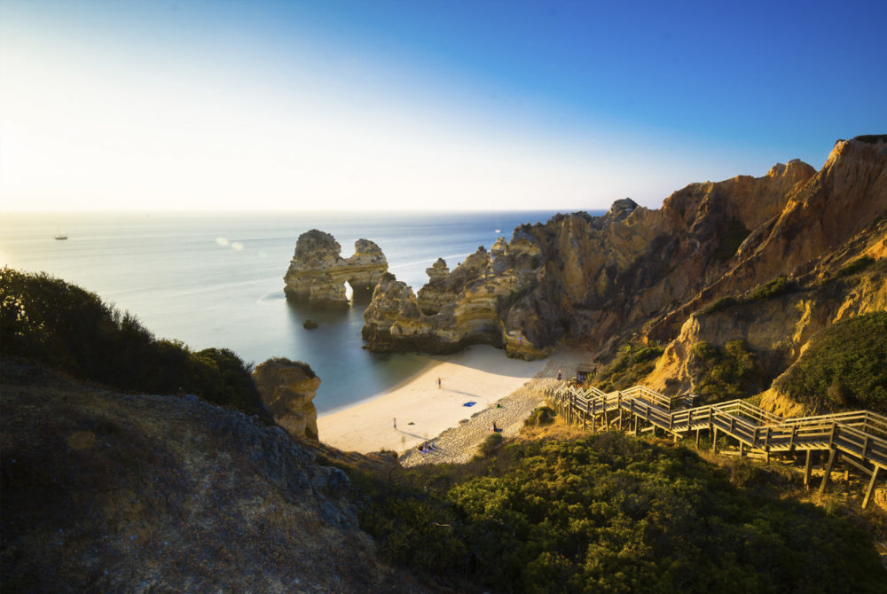 praia-do-camilo2-1000x670 - La deslumbrante playa escondida en Lagos a la que solo se llega por una escalinata de 200 escalones