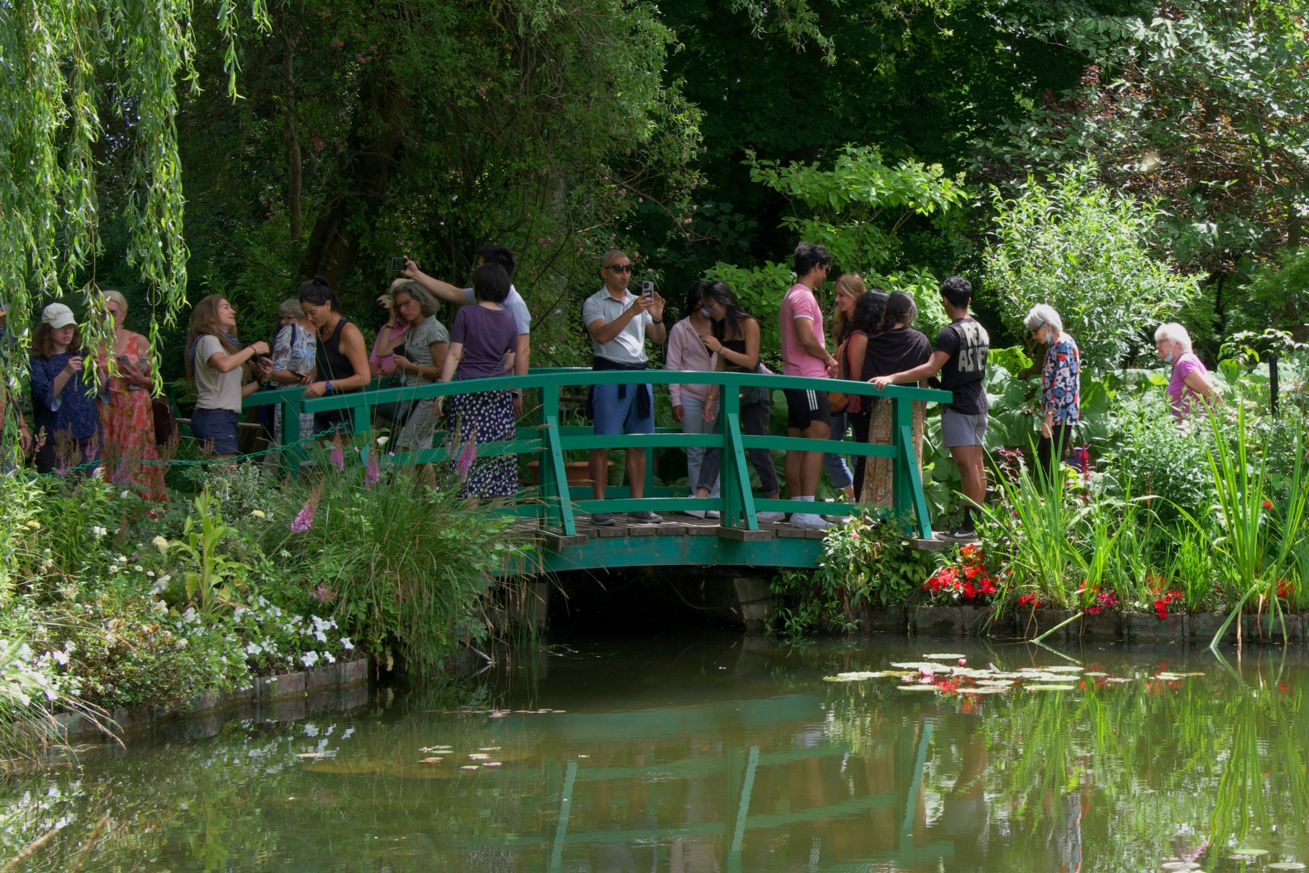 puente_en_la_maison_de_Claude_Monet-scaled - De paseo por Giverny, el pueblo favorito de Monet